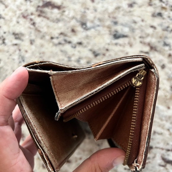 Louis Vuitton Wallet - Picture 3 of 9